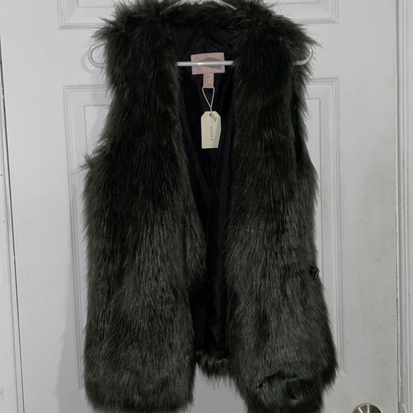 2/$30- Two faux fur vests bundle BNWT - Picture 1 of 6